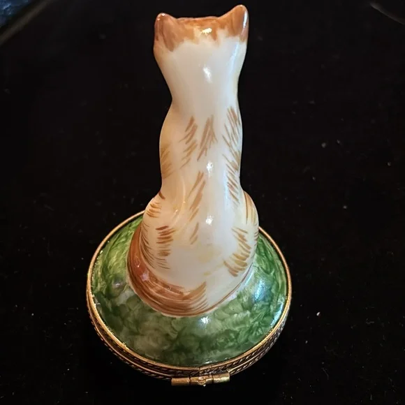 Limoges "upright sitting cat" trinket box - Picture 3 of 9